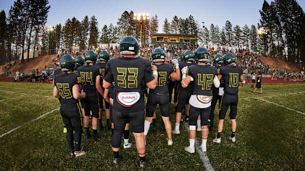 paradise-high-football-team-california-lead